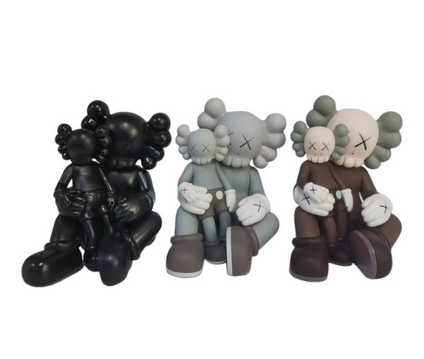 KAWS sentados